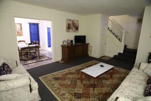 Μια τηλεόραση ή/και κέντρο ψυχαγωγίας στο 3 bedroom one bathroom townhouse - 20B Elm street Charlton Heights WV 25040