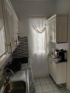 A kitchen or kitchenette at Jacuzzi House Sunflower