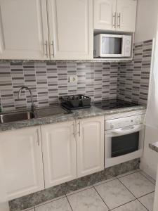 A kitchen or kitchenette at Jacuzzi House Sunflower