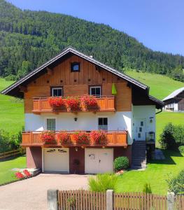 een huis met bloembakken aan de voorkant bij Apartment Bergfeeling in Russbach am Pass Gschütt