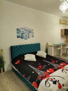 a bedroom with a bed with a blue couch at Apartman u centru 1 in Šid