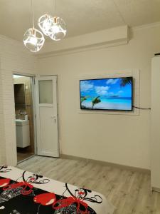 a room with a flat screen tv on the wall at Apartman u centru 1 in Šid