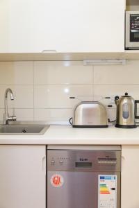 uma cozinha com um lavatório e um fogão em Apartment Jovanova em Belgrado