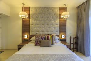 Acron Waterfront Resort tesisinde bir odada yatak veya yataklar