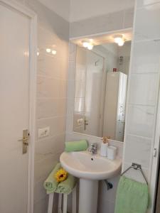 A bathroom at Jacuzzi House Sunflower