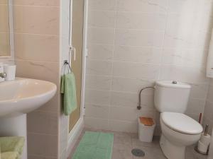 A bathroom at Jacuzzi House Sunflower