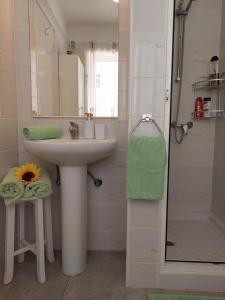 A bathroom at Jacuzzi House Sunflower