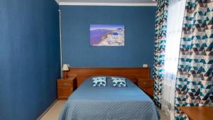 スクコにあるZhemchuzhinaの青い壁のベッドルーム1室、ベッド1台(枕2つ付)