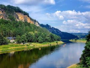 施塔特韦伦Pension Am Nationalpark的山谷中一条河流