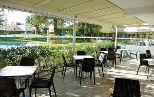 a patio with tables and chairs in a restaurant at Parque Mourabel, Oásis Village & Pé do Lago in Vilamoura