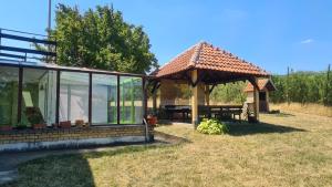 einen Pavillon mit einem Picknicktisch im Hof in der Unterkunft Sopot Paradise in Sopot