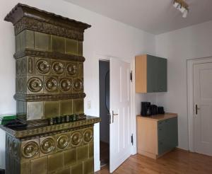 ルドルシュタットにあるFerienwohnung Villenviertelのキッチン(大型コンロ付)