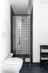 uma casa de banho com um WC branco e um chuveiro em AMARENA B&B Porto Recanati em Porto Recanati