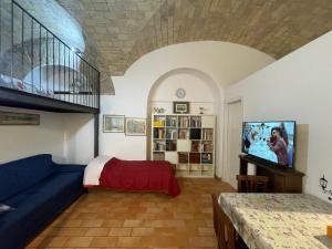 salon z niebieską kanapą i telewizorem w obiekcie Royal Holiday House at the center w Rzymie