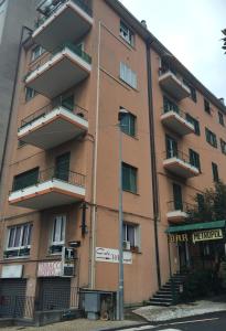 アルビッソラ・マリーナにあるHotel Nuovo Metropolの通りに面したアパートメントビル