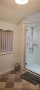 uma casa de banho com um chuveiro e uma porta de vidro em Bed and Breakfast Ashfield em Pocklington