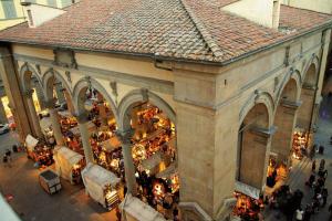 una vista in alto di un centro commerciale con persone dentro di Relais Cavalcanti Guest House a Firenze