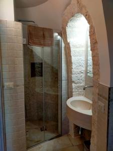 bagno con lavandino e doccia di I trulli di Nonno Battista a Locorotondo