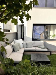 a white couch sitting in the middle of a yard at Sfeervolle vakantiewoning aan zee in Ostend