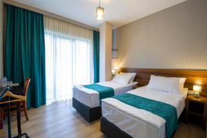 Una cama o camas en una habitación de Hotel GENI Kazbegi