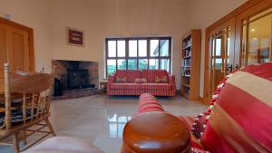 een woonkamer met een rode bank en een open haard bij Drumsallagh View in Loughbrickland