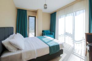 Una cama o camas en una habitación de Hotel GENI Kazbegi