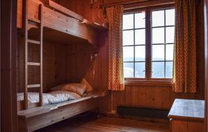 een stapelbed in een houten kamer met een raam bij Hysjulien Grd in Skåbu