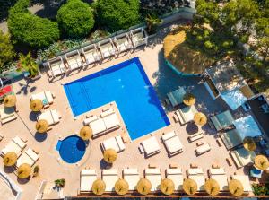 una vista aérea de una piscina con tumbonas en INN Mallorca Aparthotel, en Magaluf