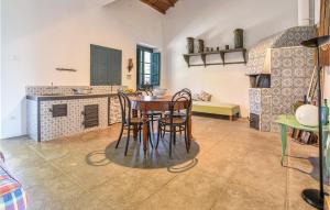 eine Küche mit einem Tisch und Stühlen im Zimmer in der Unterkunft Acque Di Palermo in Roccapalumba
