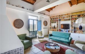 ein Wohnzimmer mit grünen Sofas und einem TV in der Unterkunft Acque Di Palermo in Roccapalumba
