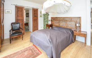 a bedroom with a bed and a desk and a chair at Cozy Home In Saint-ambroix With Heated Swimming Pool in Saint-Ambroix