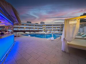 マガルフにあるINN Mallorca Aparthotelのスイミングプールとリゾートを併設するホテルです。