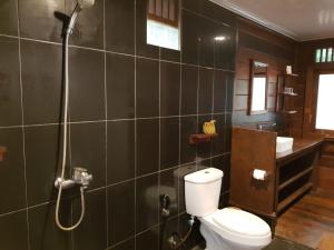 uma casa de banho com um chuveiro, um WC e um lavatório. em Waiwo Dive Resort Raja Ampat em Rabia