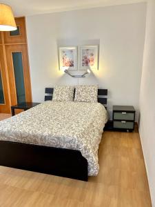 um quarto com uma cama com duas almofadas em Arte de Marinheiro em Sesimbra