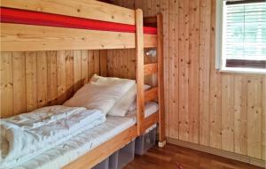 ein paar Etagenbetten in einem Holzzimmer in der Unterkunft 1 Bedroom Amazing Home In Lyngdal in Lyngdal