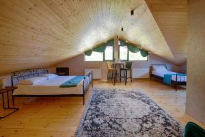Una cama o camas en una habitación de Hotel GENI Kazbegi