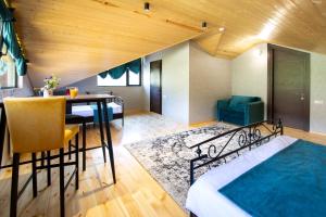 Una cama o camas en una habitación de Hotel GENI Kazbegi