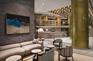 a lobby with a couch and tables and chairs at Hotel Atlantico Star in Rio de Janeiro