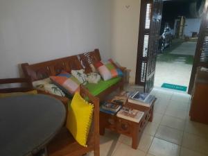 uma sala de estar com um sofá e uma mesa em Aloha Kite House em Lagoinha