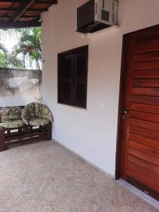 Habitación con puerta, banco y ventana en Aloha Kite House en Lagoinha