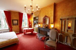 um quarto com uma cama, um espelho e uma mesa em Home Fleuri Guesthouse em Bruges