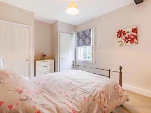 sypialnia z łóżkiem i oknem w obiekcie Riverside w mieście Craven Arms