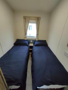 Gallery image of 3 Bedroom Luxury Caravan - Vans With Business Sign Not Allowed in Port Seton +11 photos