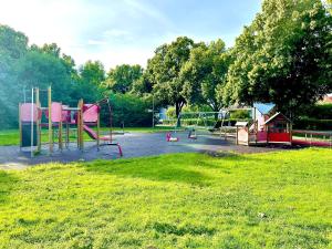 um parque com parque infantil com equipamento de brincar em 3 rooms with private kitchen & private bathroom 5B em Gävle