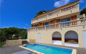 een huis met een zwembad ervoor bij 4 Bedroom Gorgeous Home In Sant Cebria De Vallalt in Sant Cebrià de Vallalta