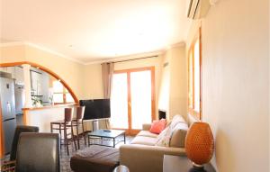een woonkamer met een bank en een tafel bij 4 Bedroom Gorgeous Home In Sant Cebria De Vallalt in Sant Cebrià de Vallalta
