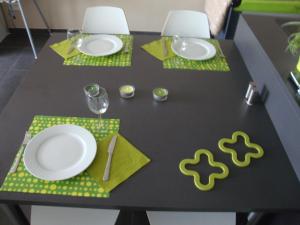 una mesa negra con platos y vasos. en Studio 24 Oostende, en Ostende