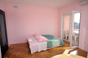Galeriebild der Unterkunft Apartments by the sea Bilo, Primosten - 4806 in Podgreben
