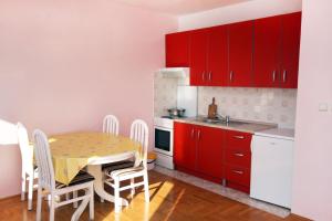 Galeriebild der Unterkunft Apartments by the sea Bilo, Primosten - 4806 in Podgreben