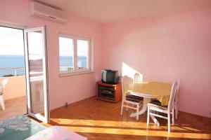 Galeriebild der Unterkunft Apartments by the sea Bilo, Primosten - 4806 in Podgreben